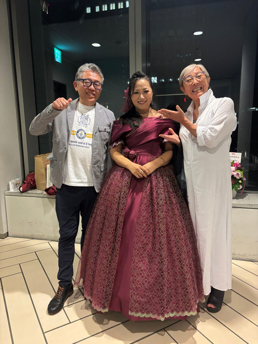 大西結花さん40周年記念＋1ライブ後、大西結花さんと渥美和幸・朱美夫妻の記念写真